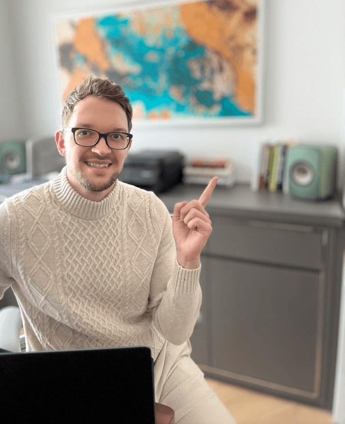 Andreas Kloetzel at his laptop